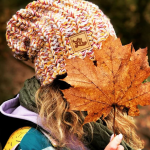 musztardowa czapka na jesień