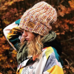 musztardowa czapka na jesień