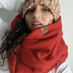 musztardowa czapka na jesień