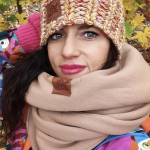 musztardowa czapka na jesień