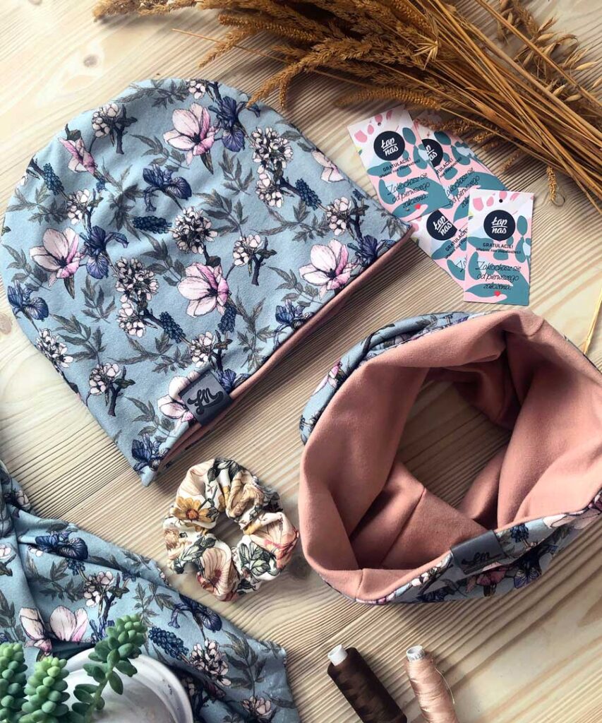 cienka czapka wiosenna w kwiaty