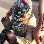 czapka wiosenna dla dziewczynki z chustą piwonie