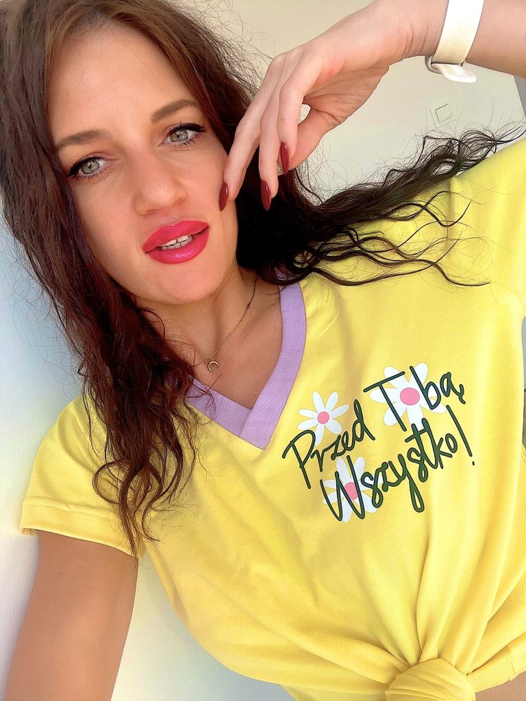 Żółta Koszulka damska dekolt v neck przed toba wszystko