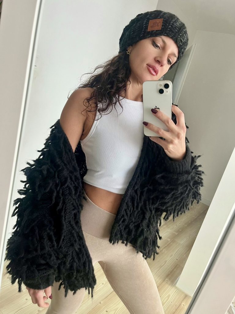 Sweter damski z fredzlami kardigan czarny