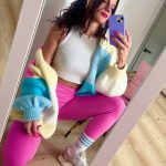 pastelowy sweter na wiosne średniej długości damski