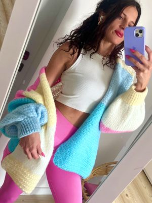 pastelowy sweter na wiosne średniej długości damski