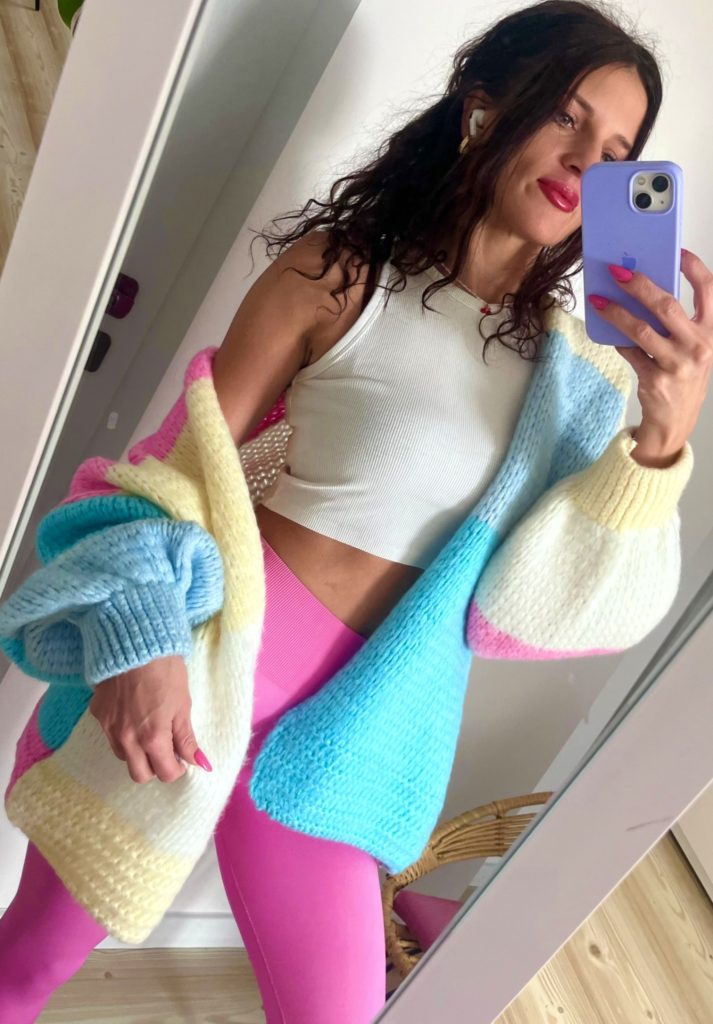 pastelowy sweter na wiosne średniej długości damski