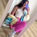 pastelowy sweter na wiosne średniej długości damski