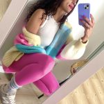 pastelowy sweter na wiosne średniej długości damski