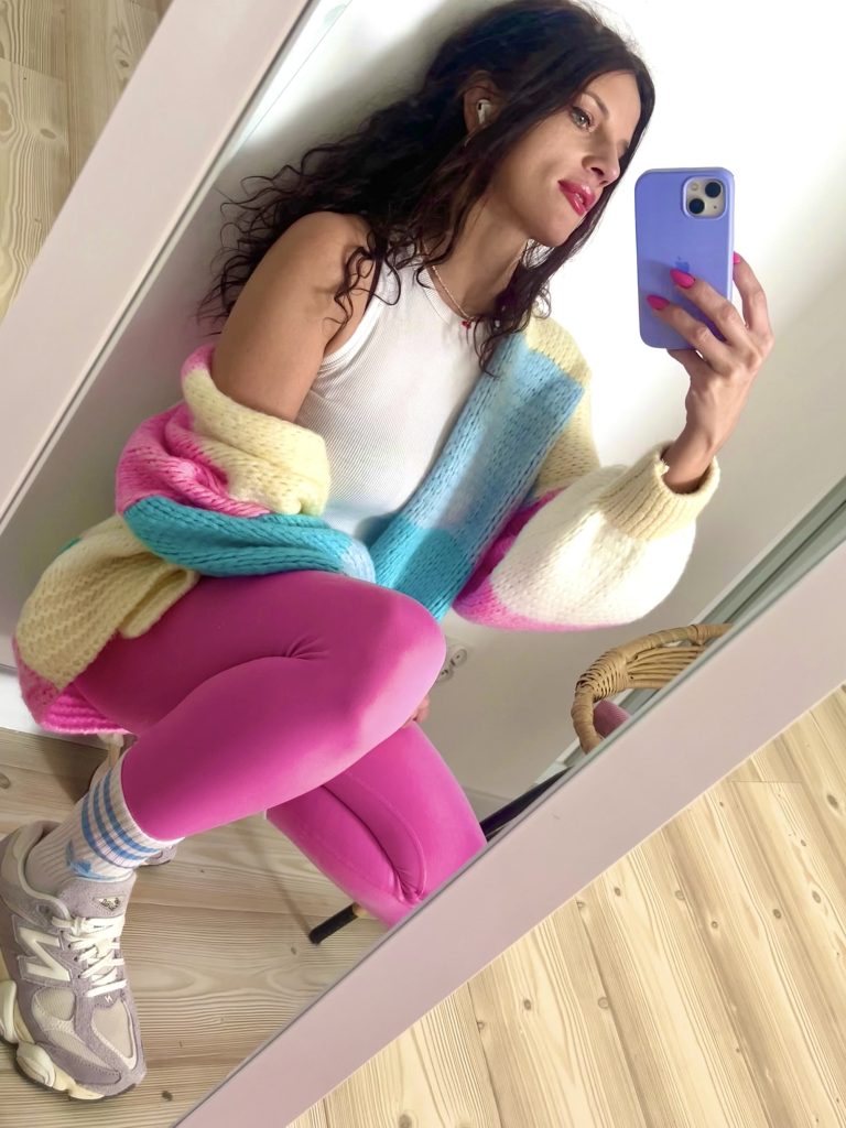 pastelowy sweter na wiosne średniej długości damski