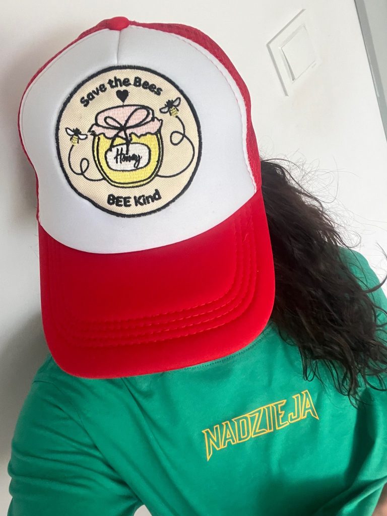 czapka z daszkiem czerwona honey z siatką na lato