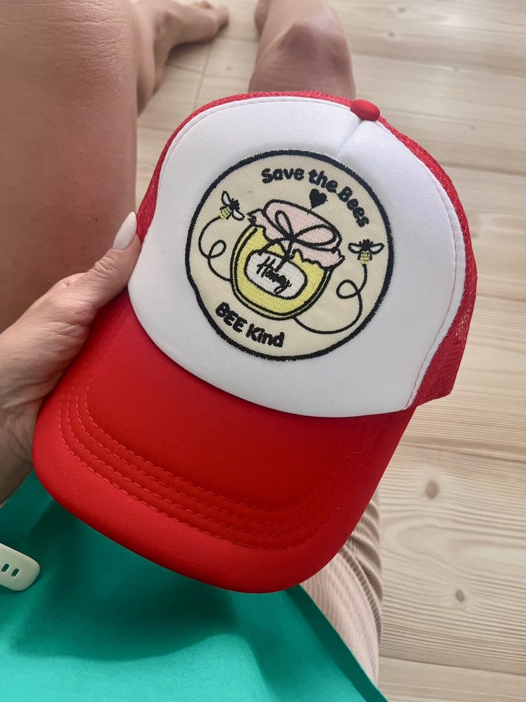 czapka z daszkiem czerwona honey z siatką na lato