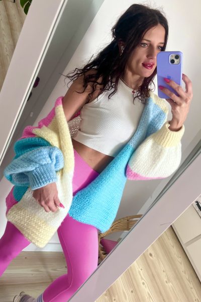 pastelowy sweter na wiosne średniej długości damski